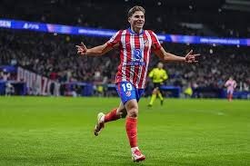 曼联毫无斗志，问题积重难返！球迷竟喊话请回阿莫林，阵容是病根